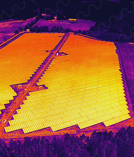 Thermografiebild einer Photovoltaik Anlage auf einem Wohnhaus