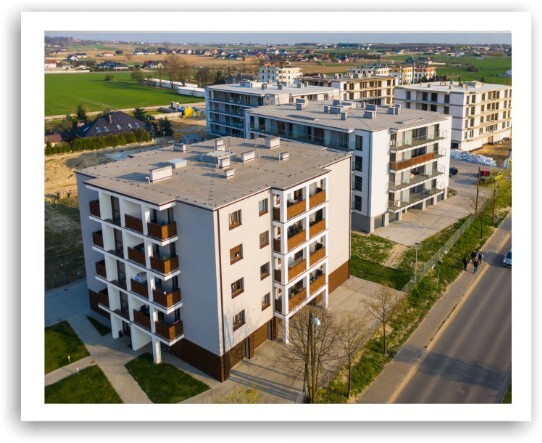 Luftbildaufnahmen eines Neubaus zu Zwecken von Wohnungsverkäufen durch Immobilienmakler