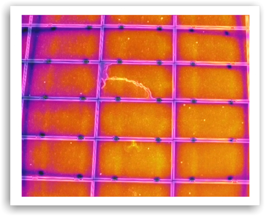 Mittels Thermografie festgestellter Glasbruch eines Photovoltaik Moduls