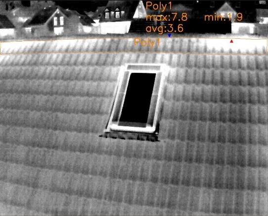 Thermografie eines Daches zum Nachweis der korrekt ausgeführten Isolierung des Zimmers darunter