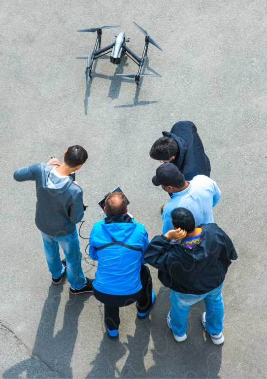 Schüler beim Erlernen des Flugs mit einer Drohne